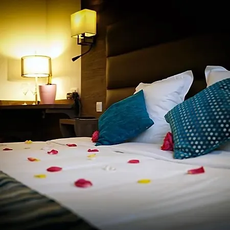 Logis Des Moissons Hotel