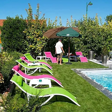 Logis Des Moissons فندق