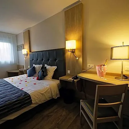 Logis Des Moissons Hotel 3*