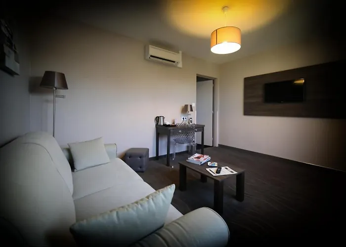 Logis Des Moissons Hotel